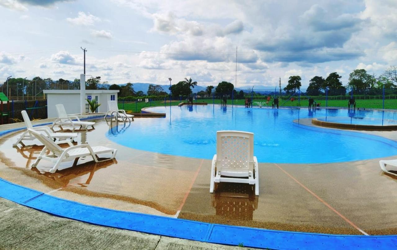 Apartamento Cerca Parque Del Cafe Con Piscina Монтенегро Екстериор снимка